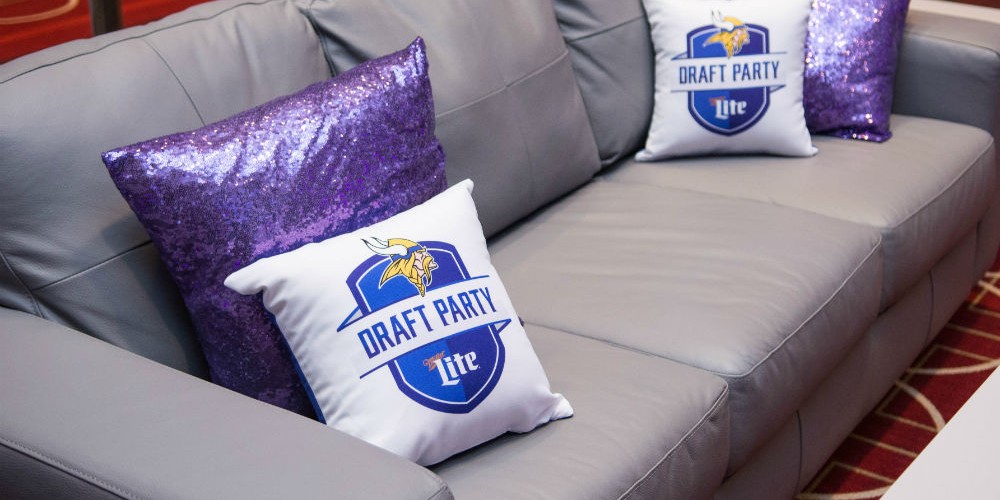 Vikings Draft sofa with branded pillows