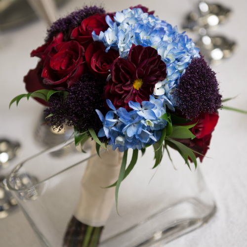 Showroom blue red bouquet 500 x 500