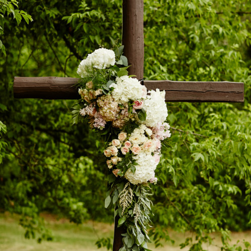 Daniels Wedding cross flowers 500 x 500